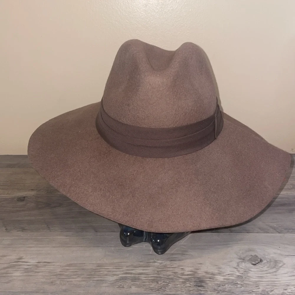 Chico's women’s hat Classic Tan brown  Wid Brim felt wool neutral NWT